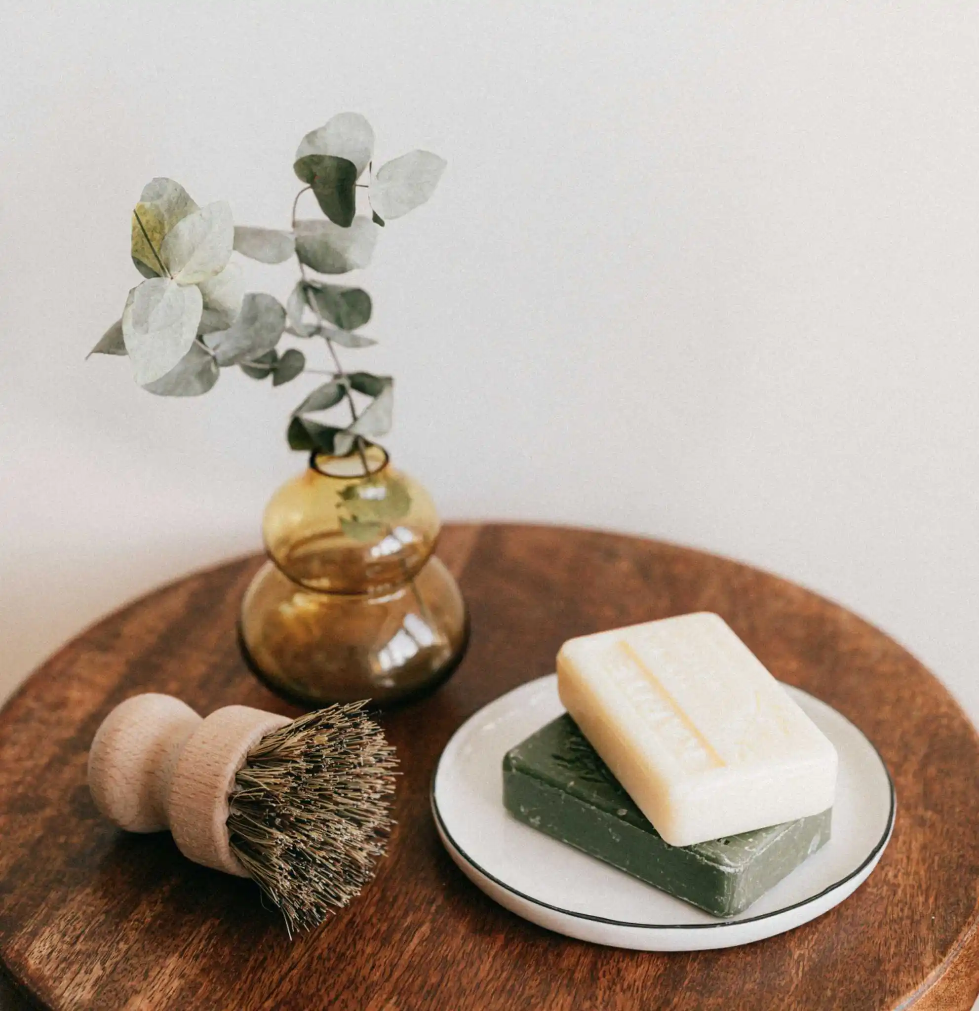 Imagem ilustrativa de limpeza facial com produtos de skincare