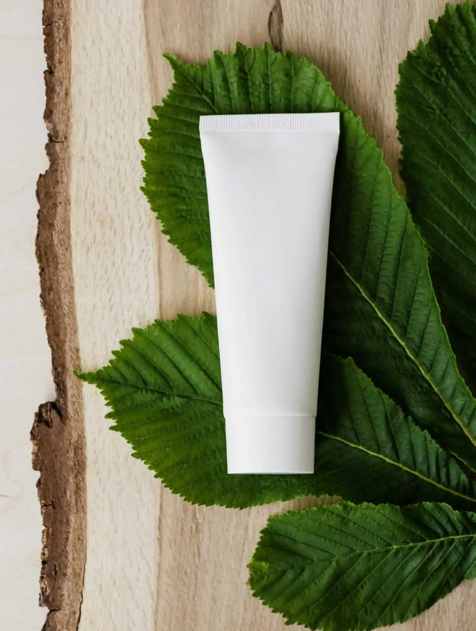 Aplicação de protetor solar no rosto como parte da rotina diária de cuidados com a pele